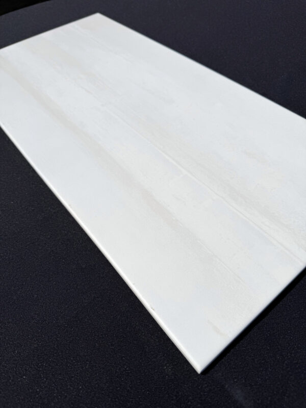 Produktbild der Wandfliese Linira 30x60 Weiss-Beige Steingut