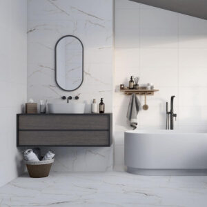 Pamesa Cr.Torano Marmoroptik als Fliesenspiegel in einem Badezimmer